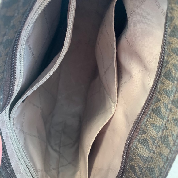 ❌SOLD❌ Michael Kors Cross Body Purse - Picture 15 of 16